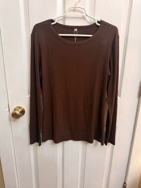 Arabess Women's Long Sleeve Crewneck Top - Brown